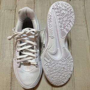 Women’s basketball shoes